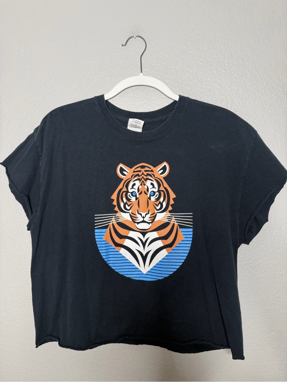 Gildan tiger Black Heavy Cotton Tee with White Label Sz L